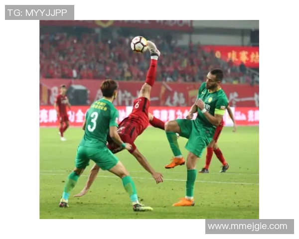 重庆与上港激战正酣比分悬念迭起球迷热情高涨